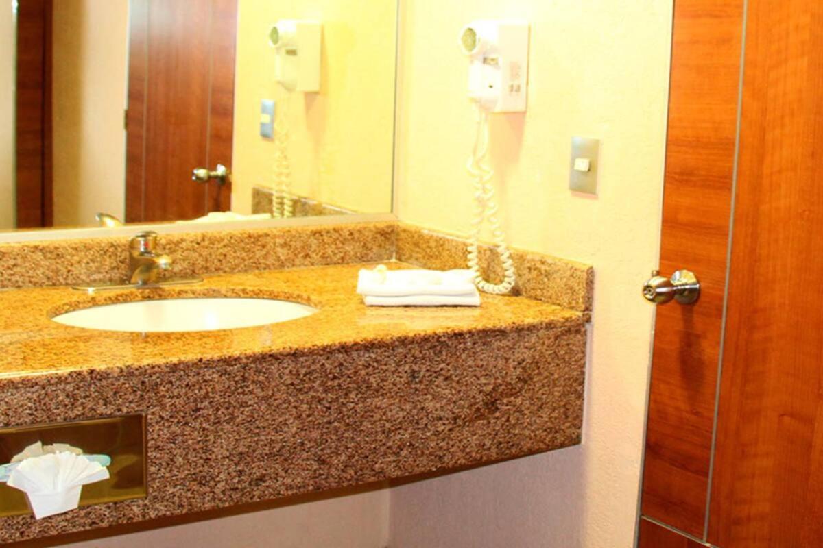 Hotel Soleil Celaya Селая Екстер'єр фото