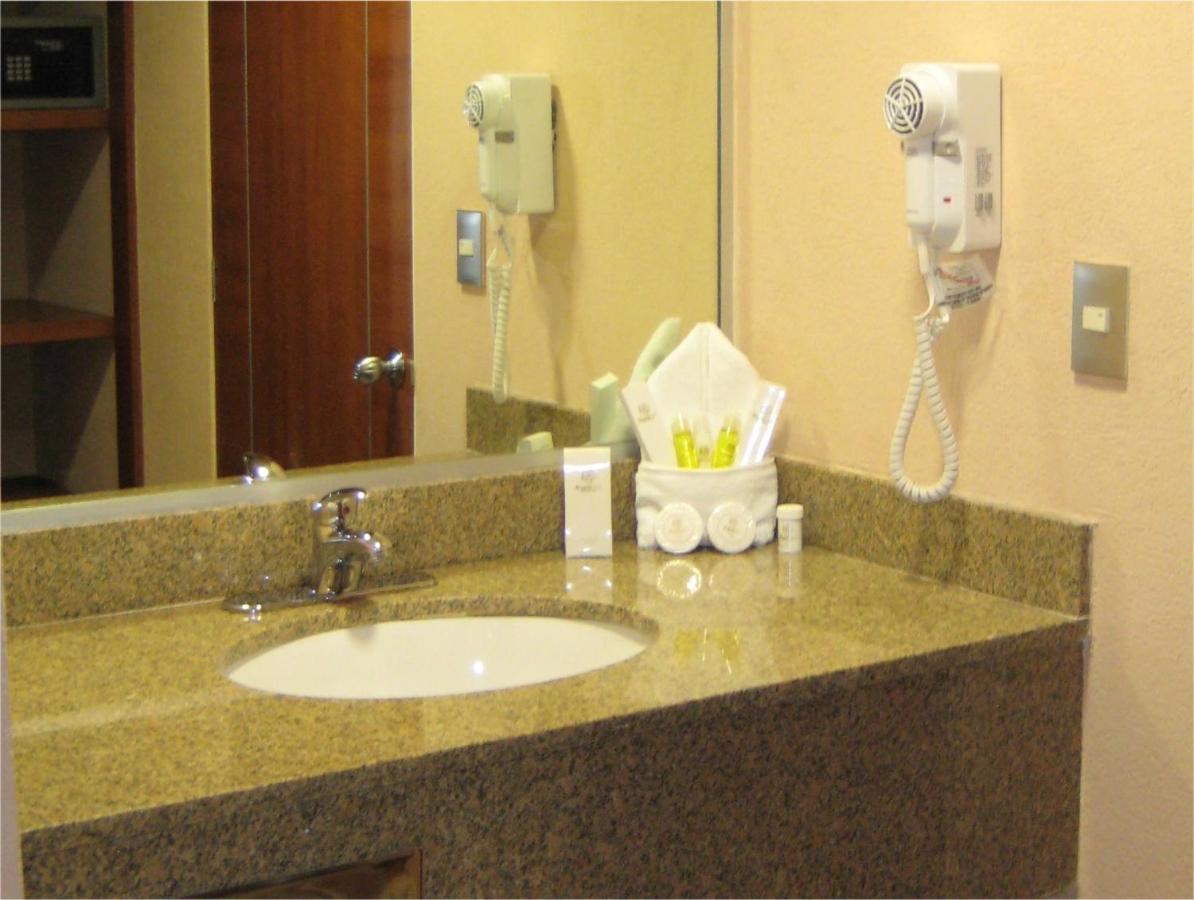 Hotel Soleil Celaya Селая Екстер'єр фото
